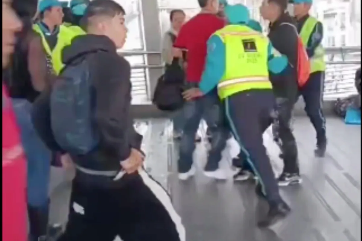 Ataque con armas blancas contra personal de TransMilenio en la estación 20 de Julio reaviva alerta por aumento de colados en el sistema - Foto: Captura de video