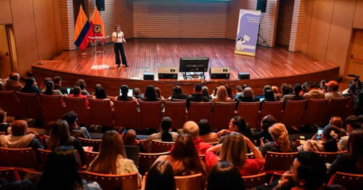 La subsecretaria Lina Lozada León presentó oficialmente la campaña, destacando que esta iniciativa tiene como objetivo transformar relaciones laborales, hábitos cotidianos y prácticas institucionales - Foto: Secretaría de la Mujer