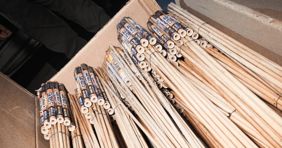 El procedimiento se realizó en el sector de La Favorita, donde se evidenció la manipulación y comercialización de material pirotécnico en vía pública, poniendo en riesgo la vida e integridad de residentes, transeúntes y, especialmente, de niñas, niños y adolescentes de la zona - Foto: Alcaldía de Los Mártires