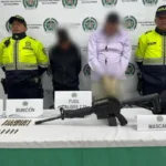 Disparos al aire, una persecución y un fusil en el norte de Bogotá: operativo policial revela máscara histórica y antecedentes criminales de uno de los capturados - Foto: Cortesía