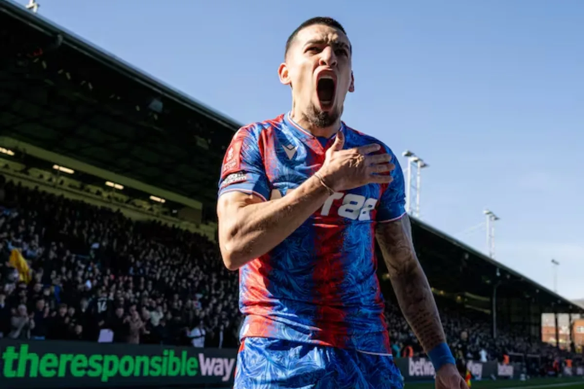 Daniel Muñoz se consolida entre la élite de la Premier League y entra en el once ideal de Jamie Carragher - Foto: Redes sociales