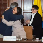 La ceremonia tuvo lugar en el Salón Protocolario de la Cancillería y contó con la participación presencial y virtual de las víctimas y sus familias, quienes recibieron el reconocimiento oficial del Estado en un espacio de memoria, dignificación y reparación simbólica - Foto: Cancillería