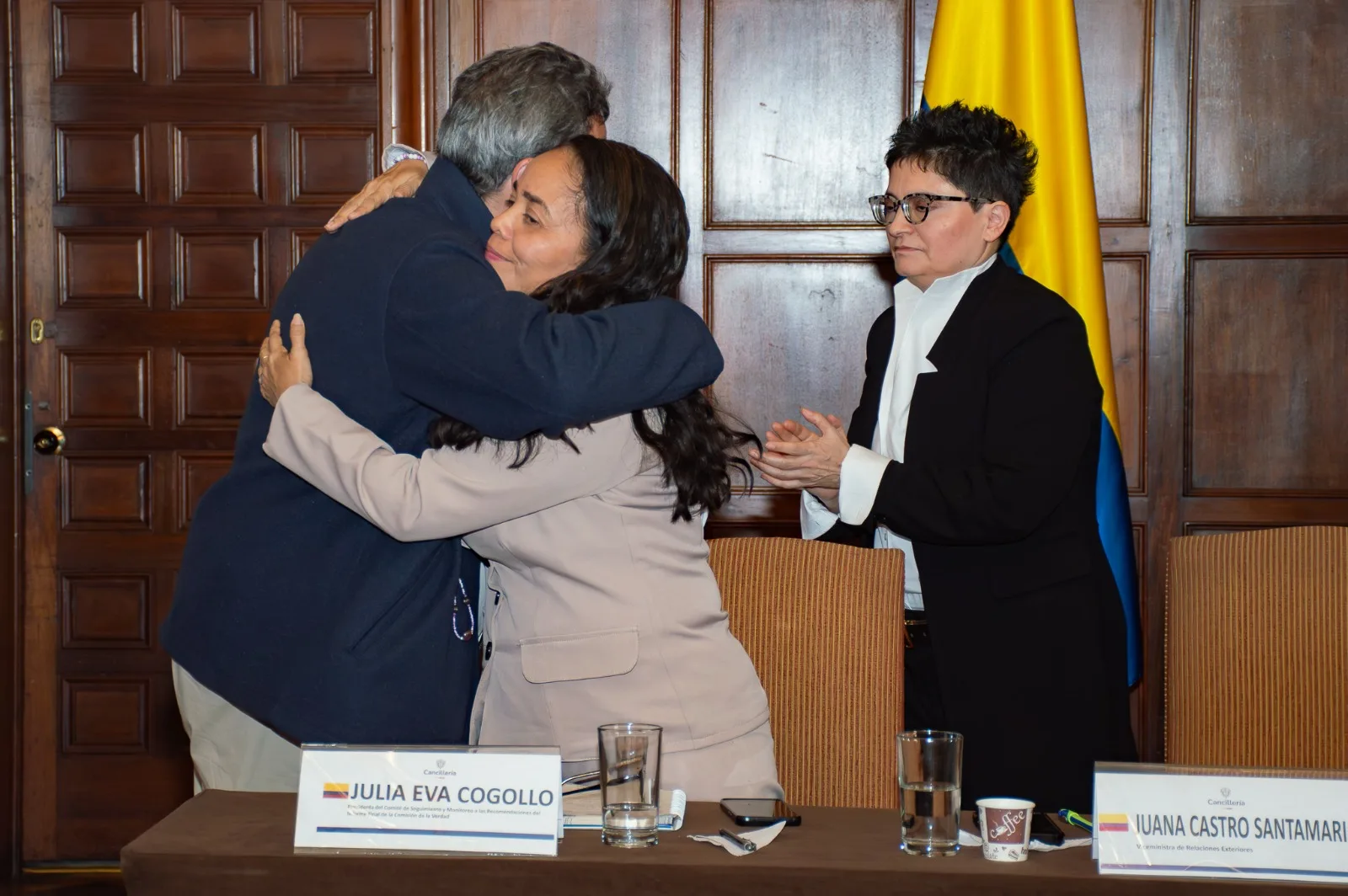 La ceremonia tuvo lugar en el Salón Protocolario de la Cancillería y contó con la participación presencial y virtual de las víctimas y sus familias, quienes recibieron el reconocimiento oficial del Estado en un espacio de memoria, dignificación y reparación simbólica - Foto: Cancillería