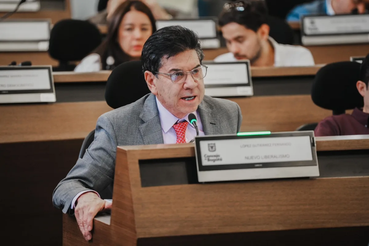 Concejal Fernando López planteó nuevo enfoque para lograr tarifa cero en TransMilenio - Foto: Cortesía