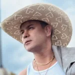 “Este tema es un recordatorio de que todo lo que somos hoy es una construcción del esfuerzo diario por hacer nuestros sueños realidad. Yo soy muestra de que con dedicación, amor, compromiso y entusiasmo inquebrantable se puede lograr lo que uno se propone. Es un tema perfecto para celebrar y reflexionar en esta época”, afirma Joaquín Guiller - Foto: Joaquín Guiller