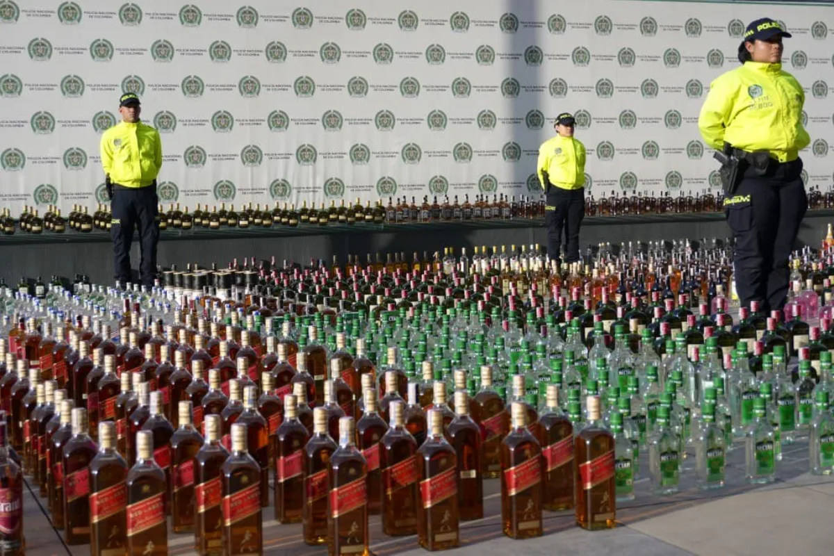 Golpe a las redes de licor adulterado en Bogotá: más de 4.000 botellas incautadas en megaoperativo en Los Mártires - Foto: Cortesía