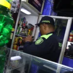 En dos de los establecimientos, las autoridades incautaron 27 unidades de cerveza que se encontraban almacenadas en neveras y listas para su venta, lo que representaba un riesgo para la salud pública - Foto: Secretaría de Seguridad