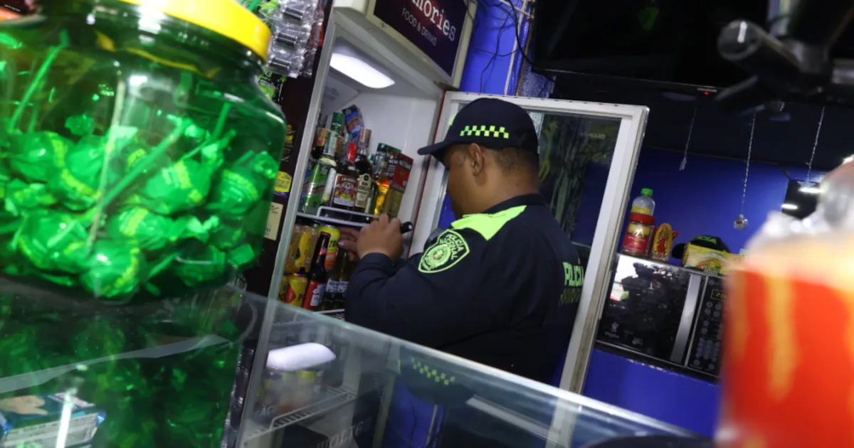 En dos de los establecimientos, las autoridades incautaron 27 unidades de cerveza que se encontraban almacenadas en neveras y listas para su venta, lo que representaba un riesgo para la salud pública - Foto: Secretaría de Seguridad