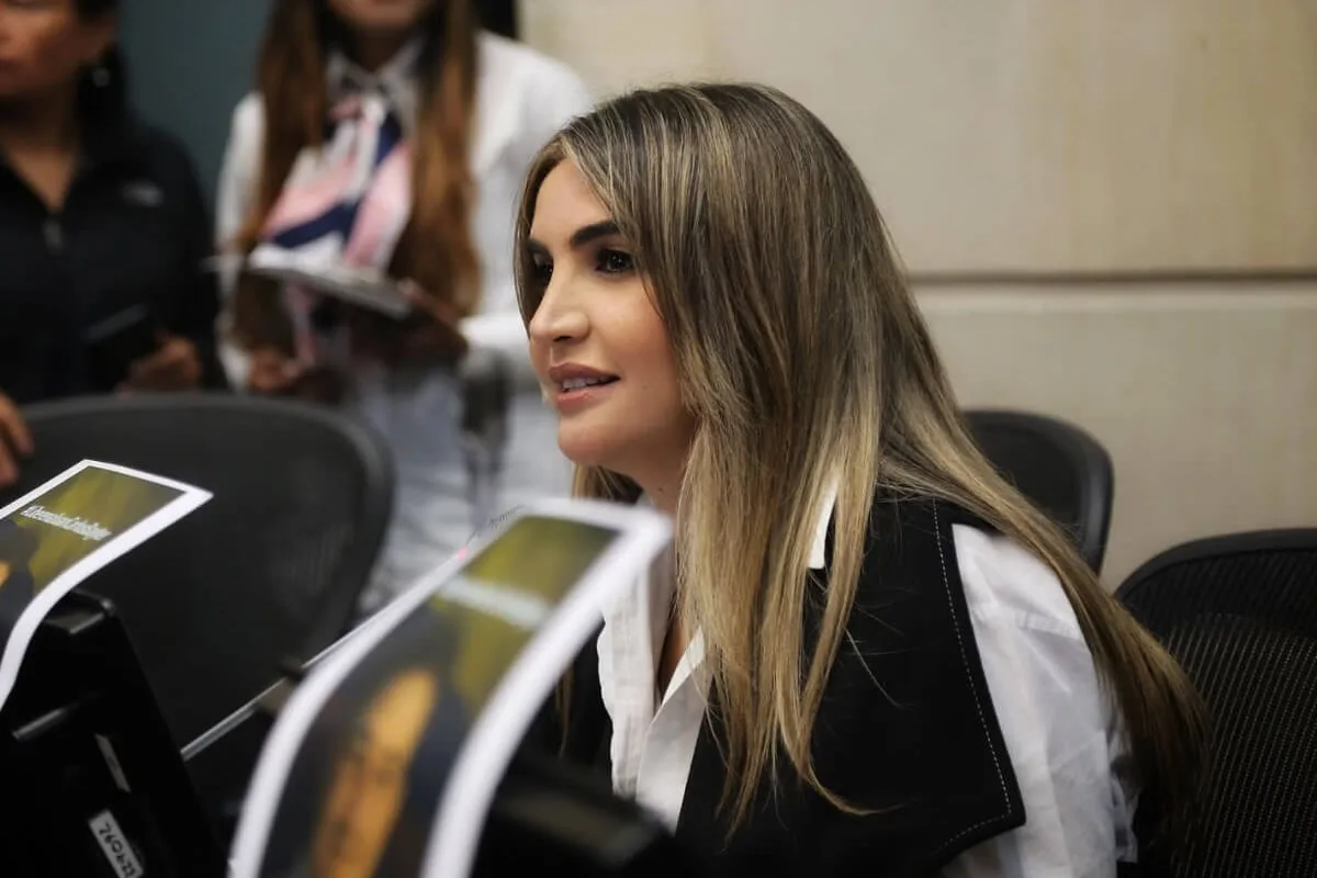 Nadia Blel deja la presidencia del Directorio Conservador para enfocarse en su campaña al Senado en medio de tensiones internas por el aval del partido - Foto: Senado