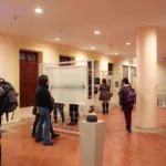 La muestra reúne cerca de 45 obras entre pintura, dibujo, grabado, caricatura y material de archivo, además de una serie de videos que acercan al público a su proceso creativo, sus búsquedas materiales y la mirada crítica que caracterizó su trabajo - Foto: FUGA