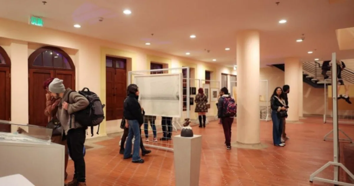 La muestra reúne cerca de 45 obras entre pintura, dibujo, grabado, caricatura y material de archivo, además de una serie de videos que acercan al público a su proceso creativo, sus búsquedas materiales y la mirada crítica que caracterizó su trabajo - Foto: FUGA