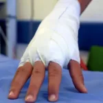 Según el último reporte, 26 personas que resultaron lesionadas con pólvora, se encontraban consumiendo bebidas embriagantes - Foto: Secretaría de Salud