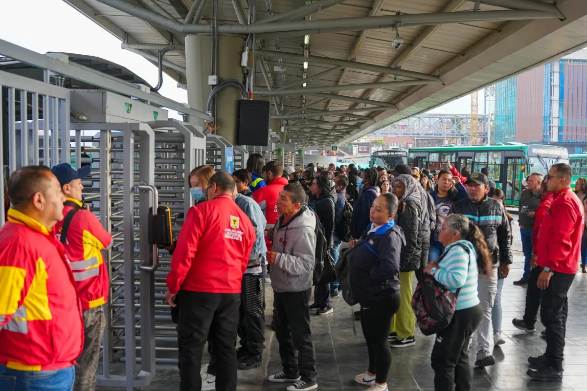 TransMilenio refuerza el control en el portal 20 de Julio con torniquetes de piso a techo para frenar la evasión y la violencia - Foto: Cortesía