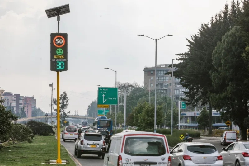 Bogotá pone en marcha nuevos paneles informativos de velocidad para reducir accidentes y promover conducción segura - Foto: Cortesía