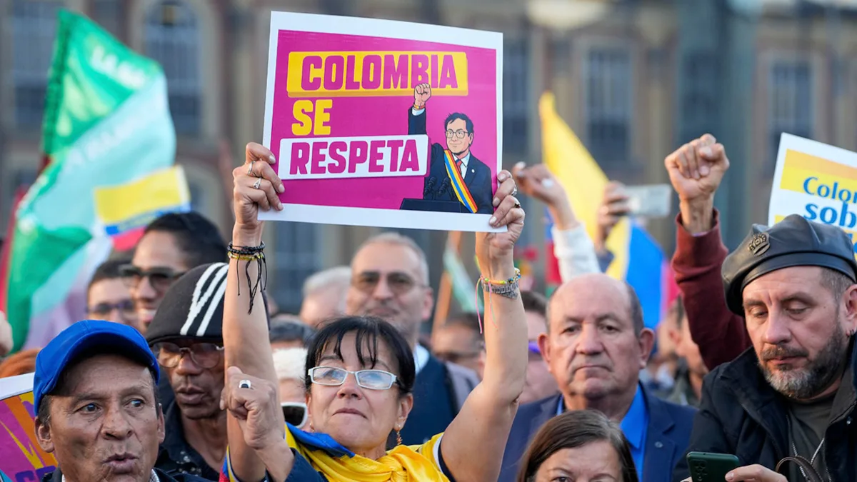 “Iza ya la bandera de Colombia en tu casa. El miércoles nos vemos en todas las plazas de Colombia, a las 4 p.m. Ahora a defender la soberanía nacional", escribió el presidente en X - Foto: Presidencia