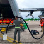 El puente aéreo ha permitido el envío por ese vía de 9.000 galones de combustible, y se proyecta el envío de 18.000 galones adicionales, mientras se avanza en el ingreso gradual de cerca de 70.000 galones que comenzaron su tránsito por rutas alternas y se espera arriben a Mitú a partir del 15 de enero - Foto: Ministerio de Minas y Energía