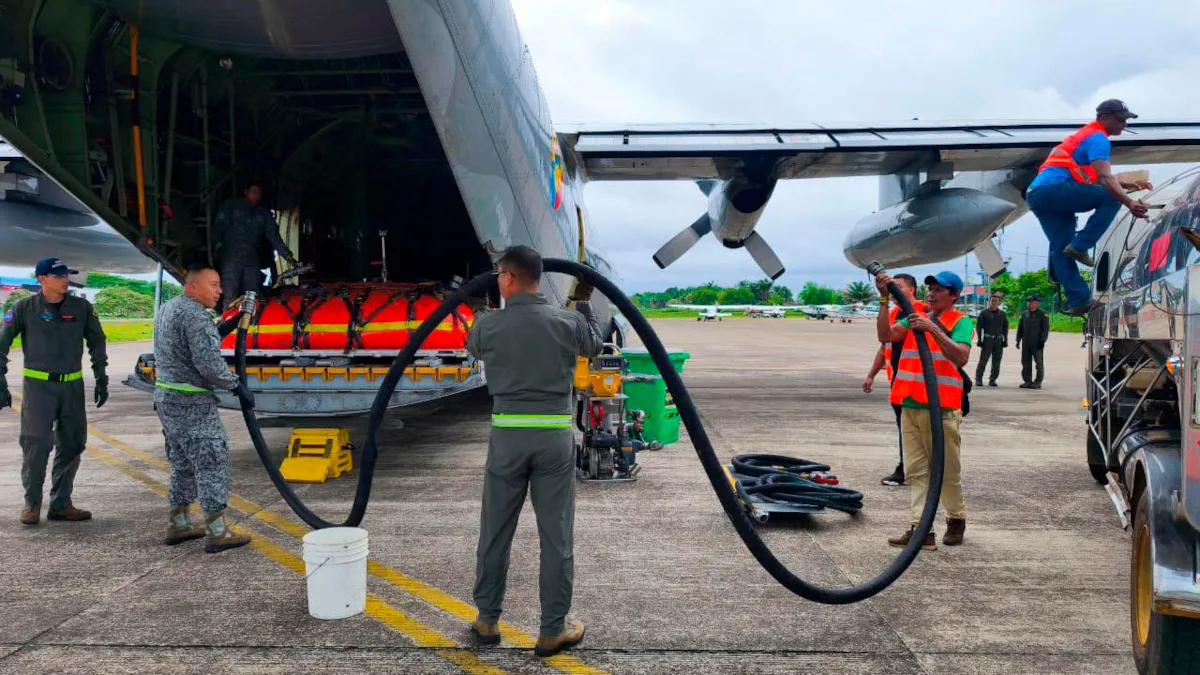 El puente aéreo ha permitido el envío por ese vía de 9.000 galones de combustible, y se proyecta el envío de 18.000 galones adicionales, mientras se avanza en el ingreso gradual de cerca de 70.000 galones que comenzaron su tránsito por rutas alternas y se espera arriben a Mitú a partir del 15 de enero - Foto: Ministerio de Minas y Energía