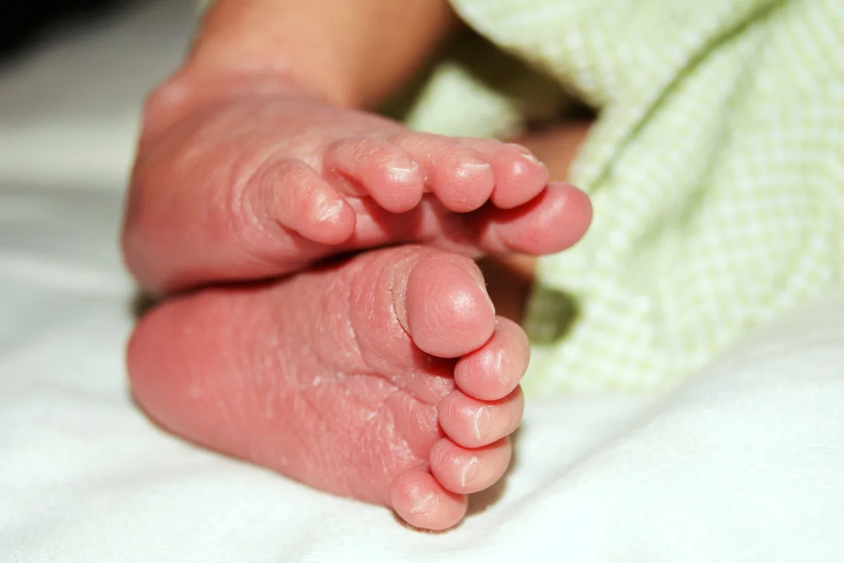 Con esta decisión, el país pasa de realizar una sola prueba metabólica a siete pruebas obligatorias, lo que representa un avance histórico en la protección de la salud infantil - Foto: SurferGirl30