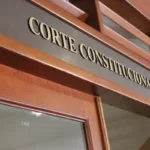 Al suspender provisionalmente el decreto, la Corte dejó en pausa todos los impuestos y beneficios tributarios adoptados bajo esta emergencia, mientras continúa con un examen más profundo sobre si la declaratoria cumple con los requisitos constitucionales de existencia de un hecho “nuevo, imprevisto y extraordinario” - Foto: Corte Constitucional