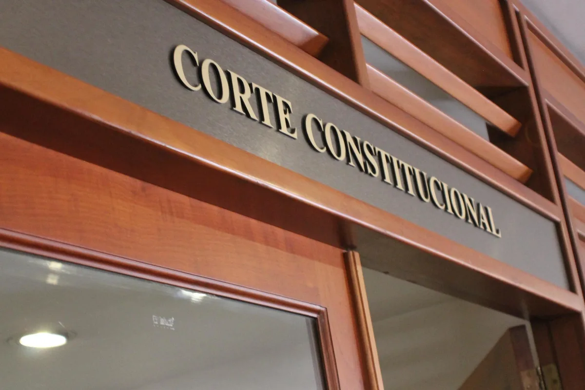 Al suspender provisionalmente el decreto, la Corte dejó en pausa todos los impuestos y beneficios tributarios adoptados bajo esta emergencia, mientras continúa con un examen más profundo sobre si la declaratoria cumple con los requisitos constitucionales de existencia de un hecho “nuevo, imprevisto y extraordinario” - Foto: Corte Constitucional