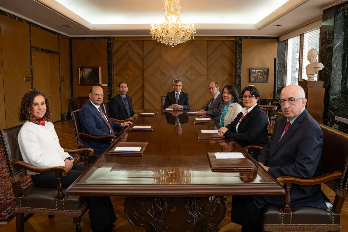 La decisión se tomó tras evaluar que, aunque la inflación ha mostrado señales de moderación en algunos rubros, todavía se mantiene por encima del rango meta del banco central, fijado entre 2% y 4%. En particular, la inflación subyacente —que excluye precios volátiles como alimentos y energía— sigue mostrando rigideces que preocupan a la autoridad monetaria - Foto: Banco de la República