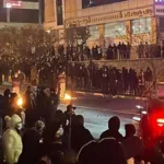 El régimen de Teherán ha condenado enérgicamente lo que considera una “interferencia extranjera”. El líder supremo, ayatolá Ali Jamenei, ha acusado a los manifestantes de actuar para “complacer al presidente de Estados Unidos” y ha culpado a Washington de azuzar el desorden social - Foto: NCRI