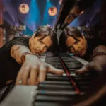 Arthur Hanlon es el único pianista en la historia en llegar al No. 1 de Billboard en las listas latinas, un logro que lo consolida como una figura irrepetible dentro del panorama musical - Foto: Arthur Hanlon