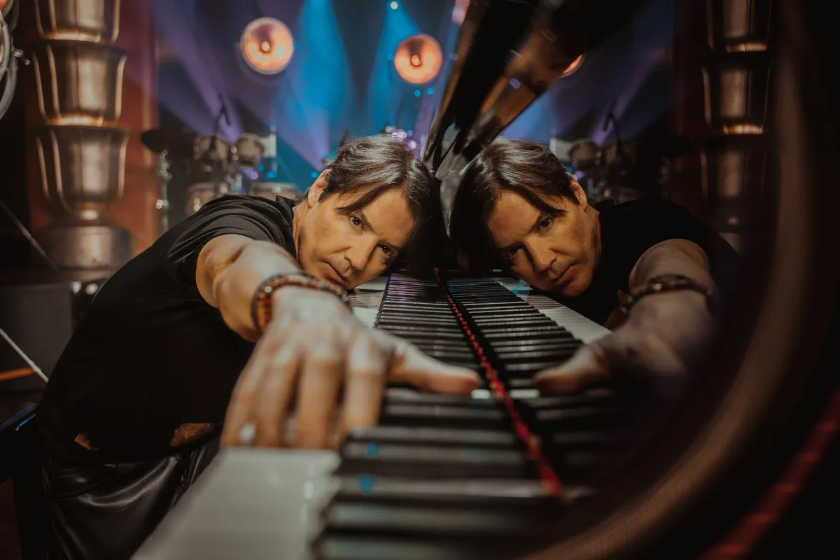 Arthur Hanlon es el único pianista en la historia en llegar al No. 1 de Billboard en las listas latinas, un logro que lo consolida como una figura irrepetible dentro del panorama musical - Foto: Arthur Hanlon