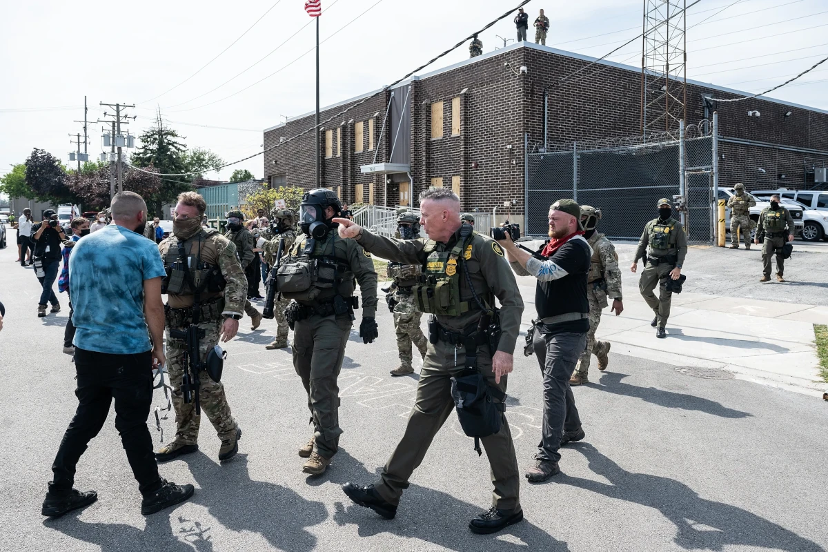 La acción de retirar a Bovino de Minneapolis se ha interpretado como parte de un cambio en la estrategia federal, anunciado por la administración, que ahora pone a otro funcionario de inmigración a cargo de la operación en lugar de mantener a Bovino en el mando local - Foto: Paul Goyette