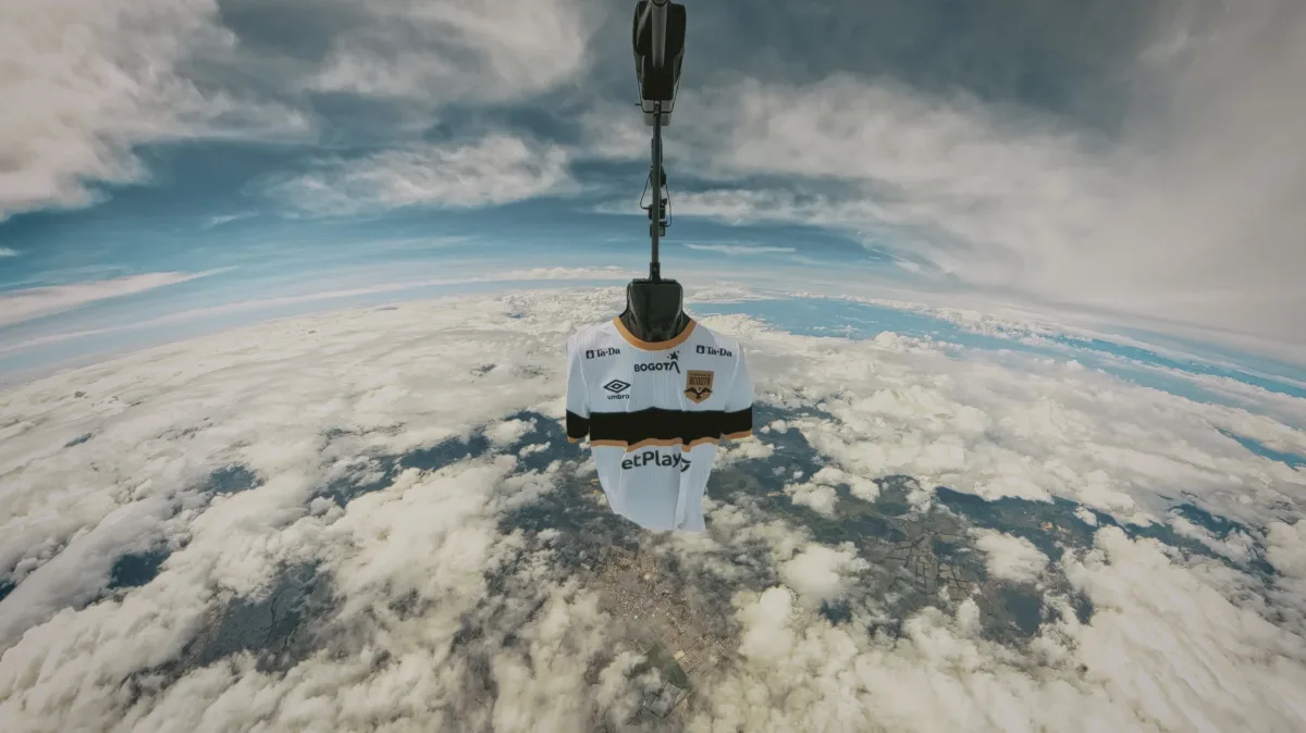 Durante el ascenso, la camiseta enfrentó condiciones extremas, con temperaturas de hasta –60 °C, y recorrió aproximadamente 40 kilómetros en línea recta, sobrevolando el sur de Bogotá, los Cerros Orientales y amplios sectores del cielo capitalino antes de llegar a la estratósfera - Foto: Internacional de Bogotá