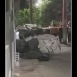Hallan el cuerpo sin vida de un hombre dentro de una carreta de reciclaje en el barrio Paraíso, localidad de Kennedy, en Bogotá. Autoridades investigan si se trató de un homicidio o muerte natural - Foto: Captura de video