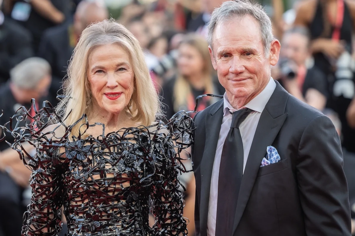 O’Hara nació el 4 de marzo de 1954 en Toronto, Canadá, y comenzó su carrera artística en la icónica compañía de comedia Second City Television (SCTV), donde destacó por su talento para la improvisación y la comedia - Foto: Harald Krichel