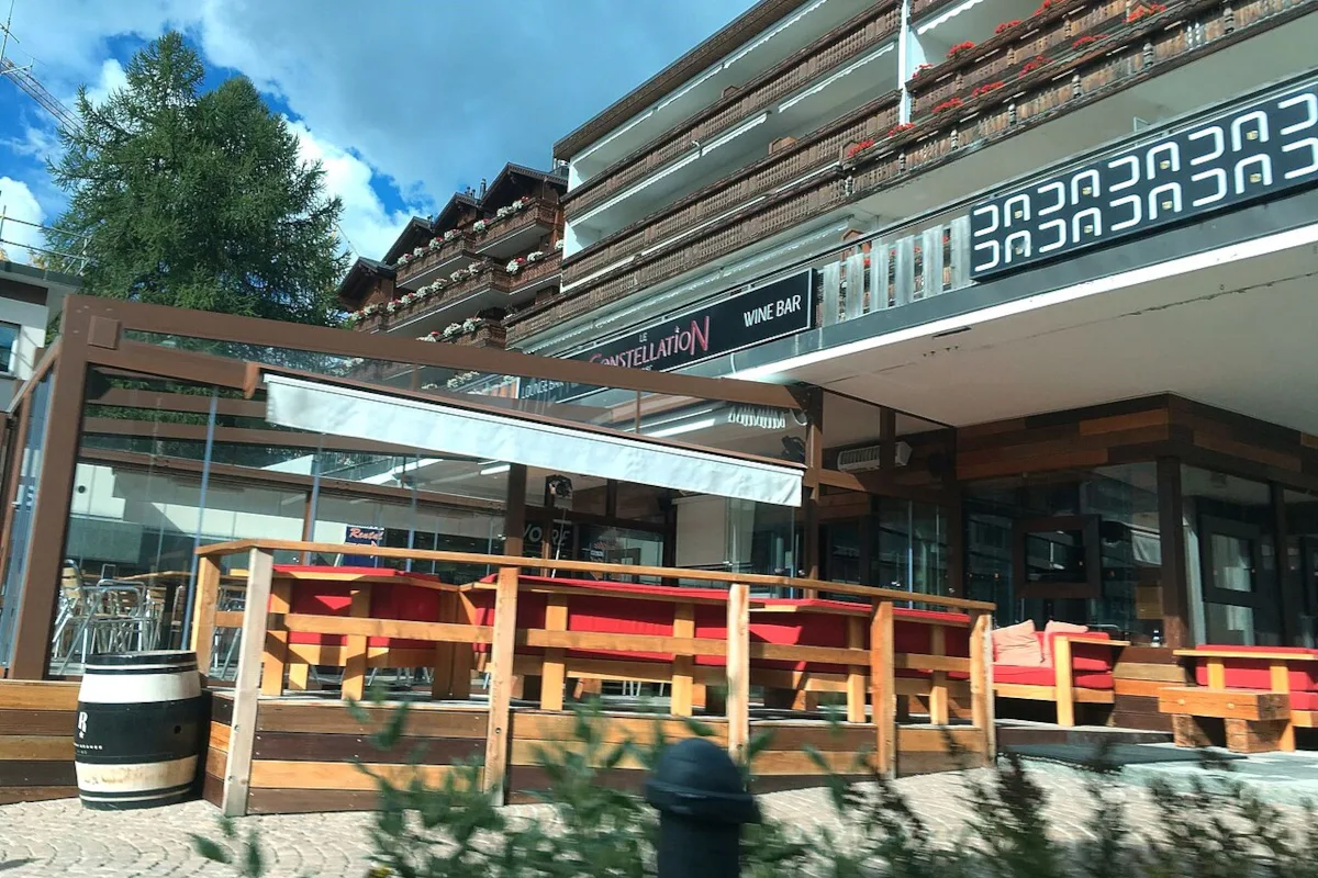 Testigos describieron escenas de pánico absoluto cuando el fuego comenzó a propagarse por el interior del bar, con personas intentando romper ventanas y escapar entre las llamas tras quedar atrapadas rápidamente por el avance del incendio - Foto: Archivo/beat