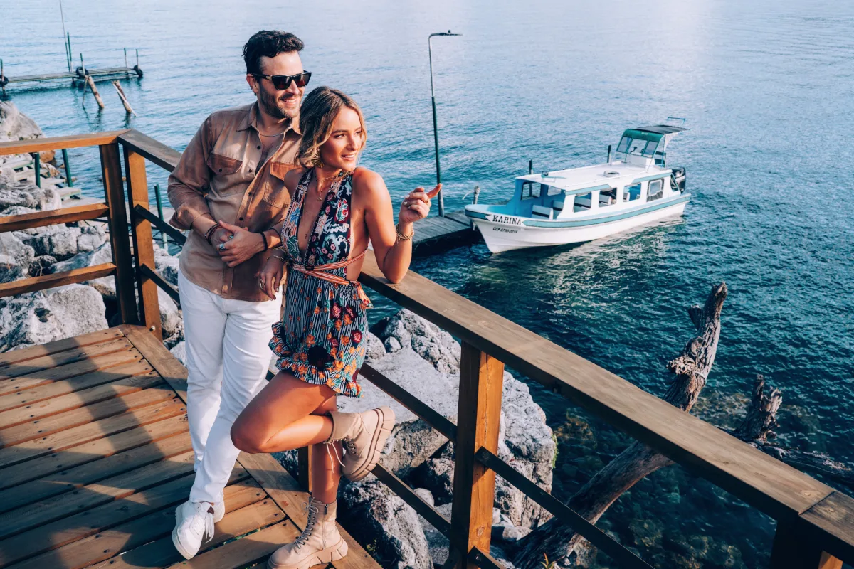 “No me llores” fusiona los ritmos alegres y contagiosos que caracterizan el sonido de Gusi con las letras románticas y honestas que distinguen la propuesta musical de Zelaya. El resultado es una canción luminosa, cálida y optimista, que invita a cambiar la perspectiva incluso en los momentos difíciles, recordando que siempre es posible darle la vuelta a cualquier situación - Foto: Zelaya