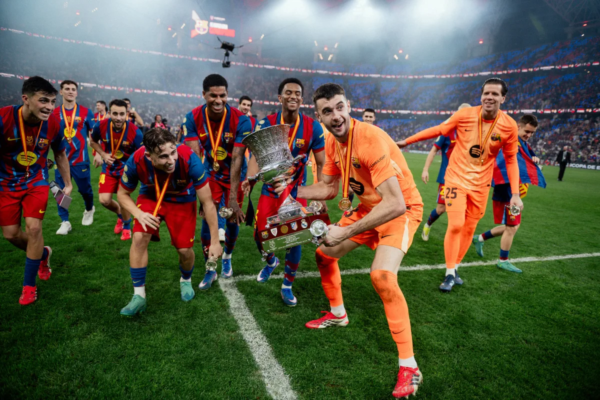 Al término del encuentro, Barcelona celebró su victoria por 3-2, sumando su 16.º título de la Supercopa de España, el mayor número de campeonatos en la historia de la competición - Foto: X/@FCBarcelona