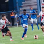 A lo largo del partido, River Plate dominó la posesión y generó más situaciones de gol que su rival colombiano, con iniciativas de jugadores de peso como Juan Fernando Quintero en el mediocampo - Foto: X/@MillosFCoficial