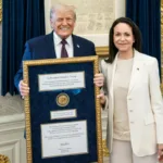 Durante la visita, Machado realizó un gesto simbólico al ofrecer al expresidente Trump su medalla del Premio Nobel de la Paz 2025, galardón que le fue otorgado por su defensa de los derechos democráticos y la paz en Venezuela. Trump expresó aprecio por el gesto, aunque el Comité Nobel ha reiterado que el premio es intransferible - Foto: Redes Sociales