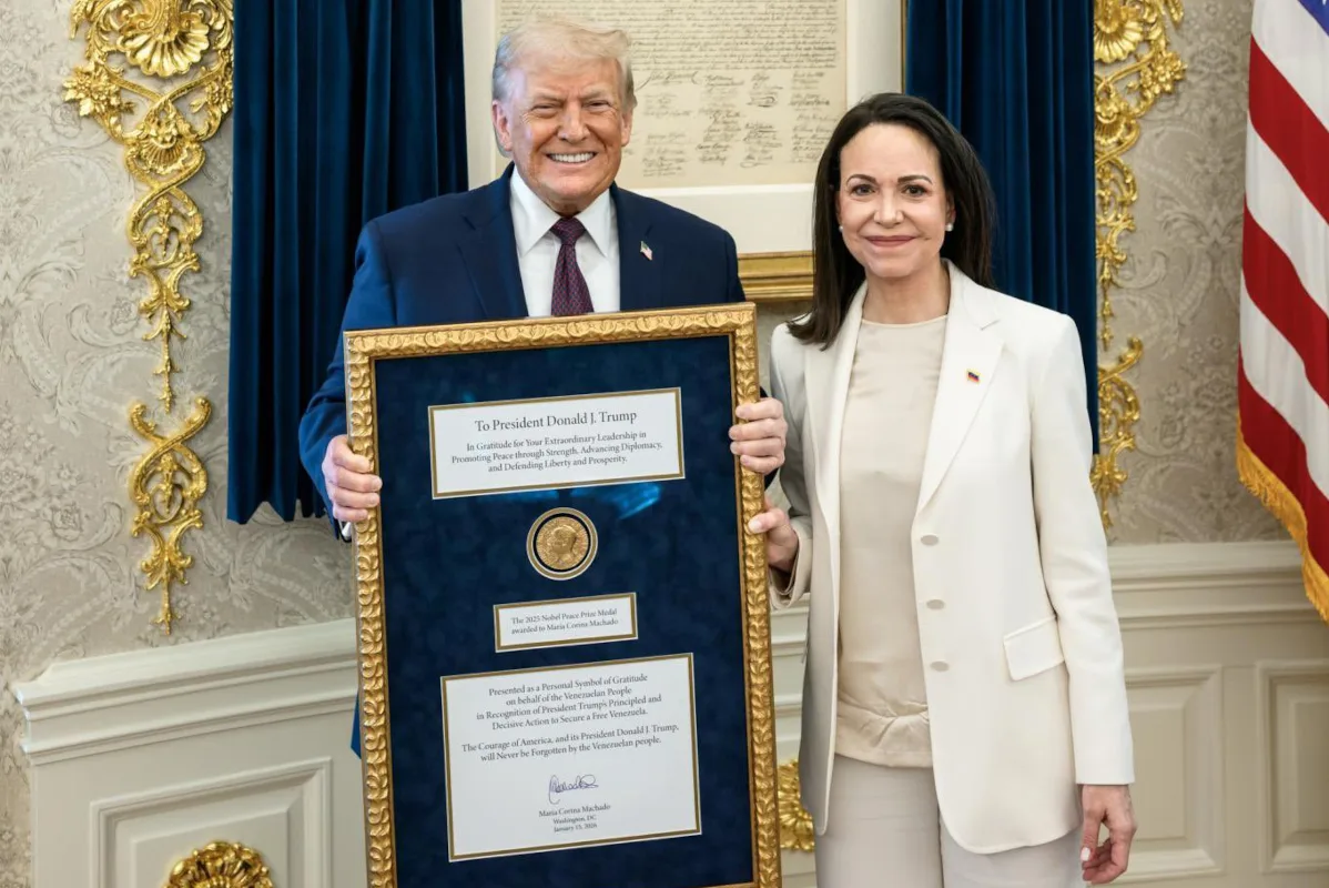 Durante la visita, Machado realizó un gesto simbólico al ofrecer al expresidente Trump su medalla del Premio Nobel de la Paz 2025, galardón que le fue otorgado por su defensa de los derechos democráticos y la paz en Venezuela. Trump expresó aprecio por el gesto, aunque el Comité Nobel ha reiterado que el premio es intransferible - Foto: Redes Sociales