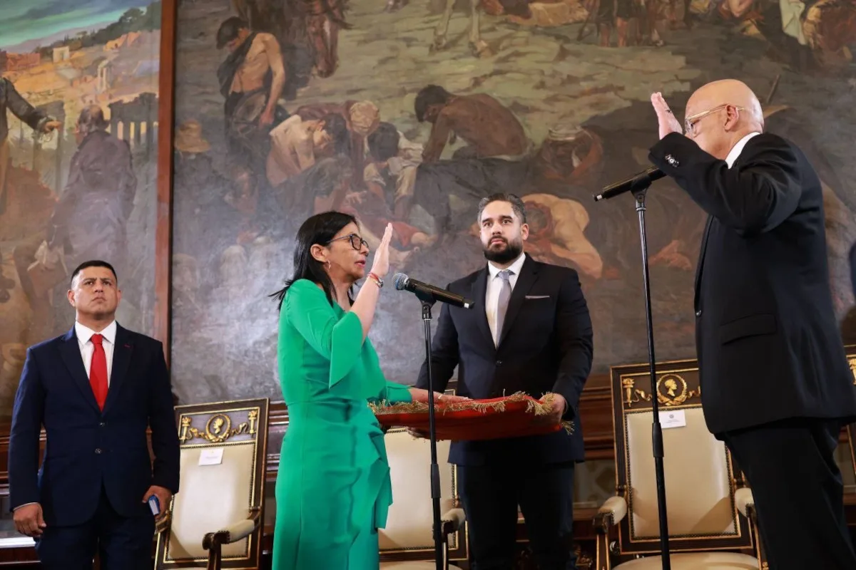 La ceremonia de juramentación de Delcy Rodríguez se realizó el lunes 5 de enero de 2026 ante la Asamblea Nacional chavista en Caracas, donde Rodríguez tomó el juramento como presidenta interina ante legisladores afines al régimen - Foto: X/@ConElMazoDando