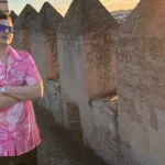 “A 100” es un tema de reggaetón producido y distribuido de manera independiente por el propio artista, grabado en Badajoz, España, y nace de una historia real: un amor imposible dentro del entorno laboral. La canción relata el deseo por una mujer inalcanzable, abordando emociones auténticas y situaciones con las que muchos oyentes pueden identificarse - Foto: Gabriel Cera