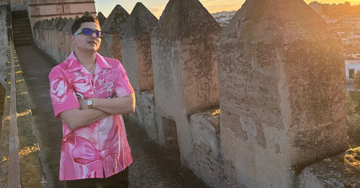 “A 100” es un tema de reggaetón producido y distribuido de manera independiente por el propio artista, grabado en Badajoz, España, y nace de una historia real: un amor imposible dentro del entorno laboral. La canción relata el deseo por una mujer inalcanzable, abordando emociones auténticas y situaciones con las que muchos oyentes pueden identificarse - Foto: Gabriel Cera