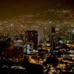 La situación en Medellín ha puesto de manifiesto tensiones más amplias en el mercado de vivienda y alojamiento, donde eventos de alta demanda revelan un mercado con oferta limitada de espacios turísticos no hoteleros y presión sobre los precios a corto plazo - Foto: Archivo/Ronald Cano