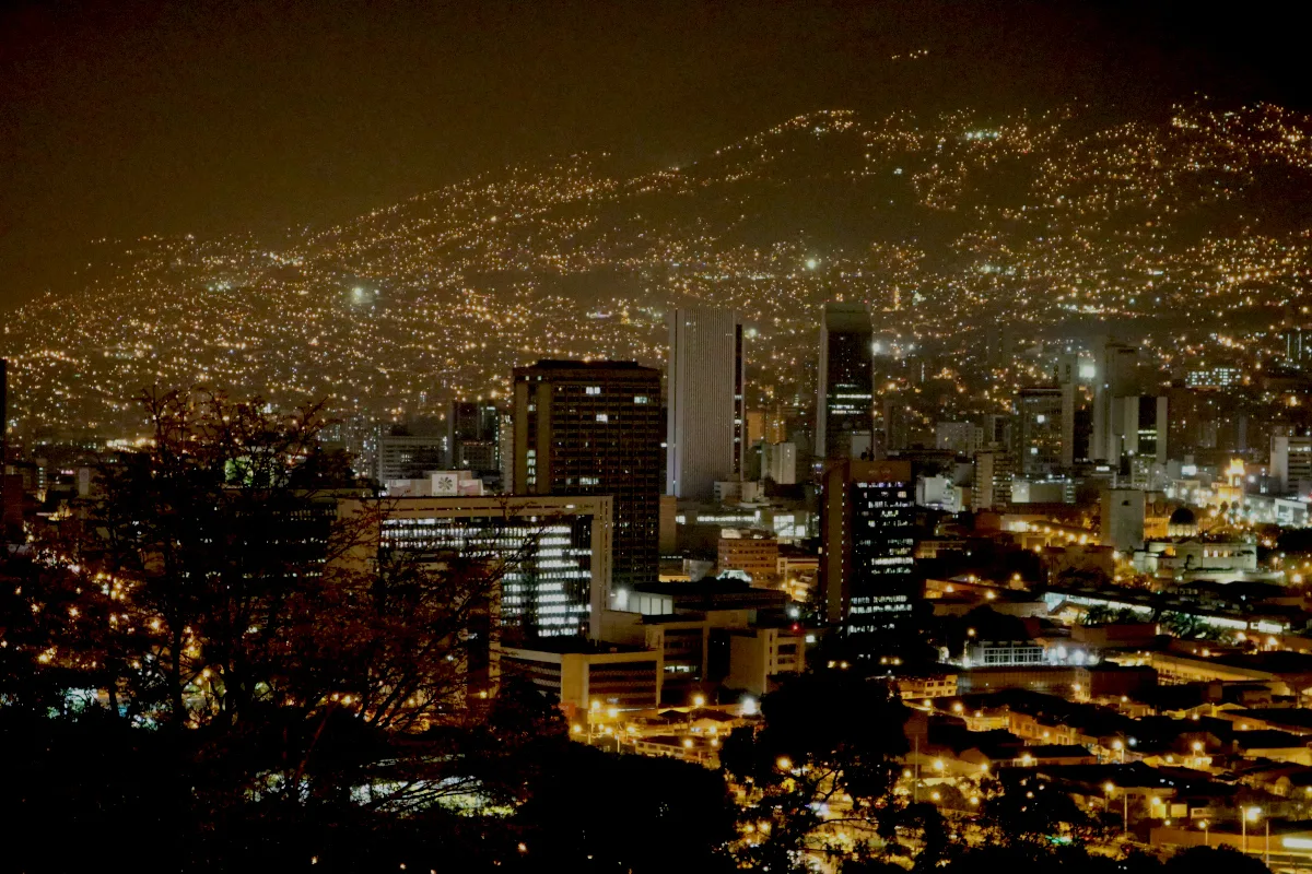 La situación en Medellín ha puesto de manifiesto tensiones más amplias en el mercado de vivienda y alojamiento, donde eventos de alta demanda revelan un mercado con oferta limitada de espacios turísticos no hoteleros y presión sobre los precios a corto plazo - Foto: Archivo/Ronald Cano