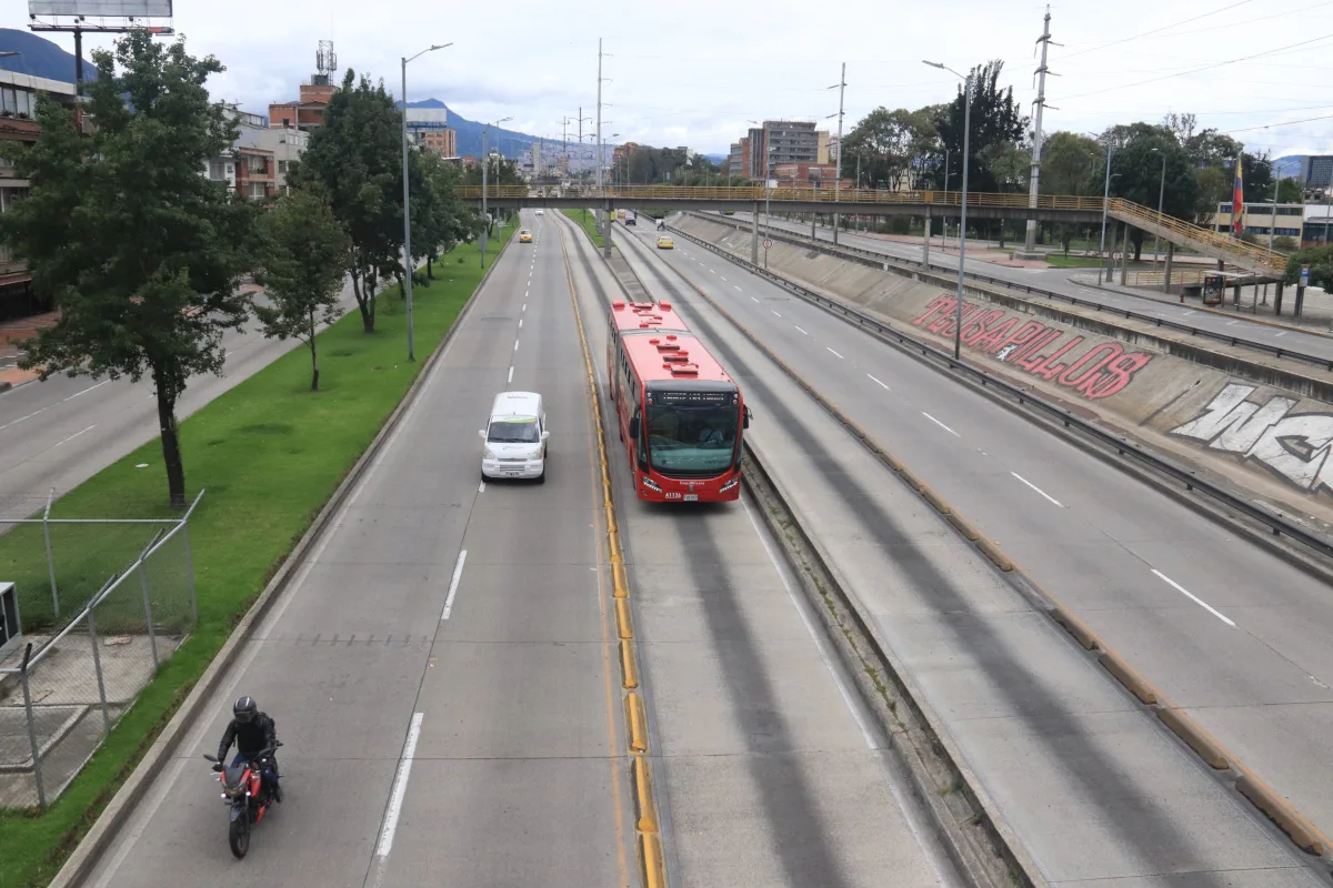 Galán ha aclarado que el convenio vigente entre la Nación y el Distrito contempla aportes por alrededor de 938 mil millones de pesos para buses eléctricos, pero que estos recursos no se desembolsarán este año, sino de forma escalonada hasta 2040, por lo que no cubren las necesidades financieras inmediatas del sistema para 2026 - Foto: Archivo/Ronald Cano