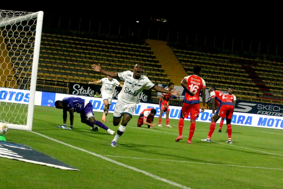 La única diferencia en el marcador llegó en el minuto 82, cuando Richardson Rivas, delantero de Fortaleza, aprovechó un error defensivo de Alianza y tras pase de Joan Cajares, definió con precisión y puso el 1-0 definitivo en favor del equipo local - Foto: Ronald Cano