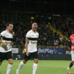 La remontada se concretó poco después del inicio del segundo tiempo, cuando Facundo Boné definió con precisión y puso el 2-1 al minuto 50, dándole al Internacional la ventaja definitiva y el control del marcador - Foto: Ronald Cano