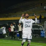 Cuando el partido entraba en tiempo de adición, el VAR señaló un penal a favor de Fortaleza por una falta dentro del área, y Andrés Arroyo lo transformó en gol al minuto 99, salvando el empate para los locales en un cierre dramático - Foto: Ronald Cano