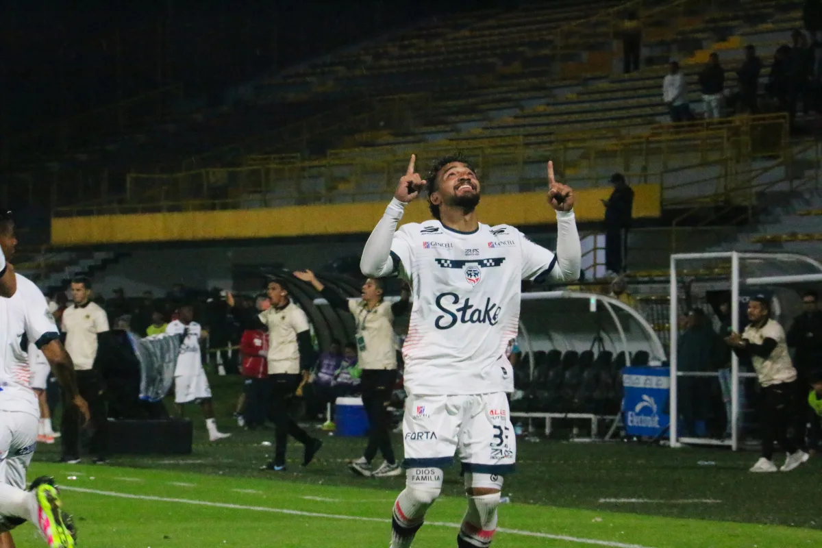 Cuando el partido entraba en tiempo de adición, el VAR señaló un penal a favor de Fortaleza por una falta dentro del área, y Andrés Arroyo lo transformó en gol al minuto 99, salvando el empate para los locales en un cierre dramático - Foto: Ronald Cano