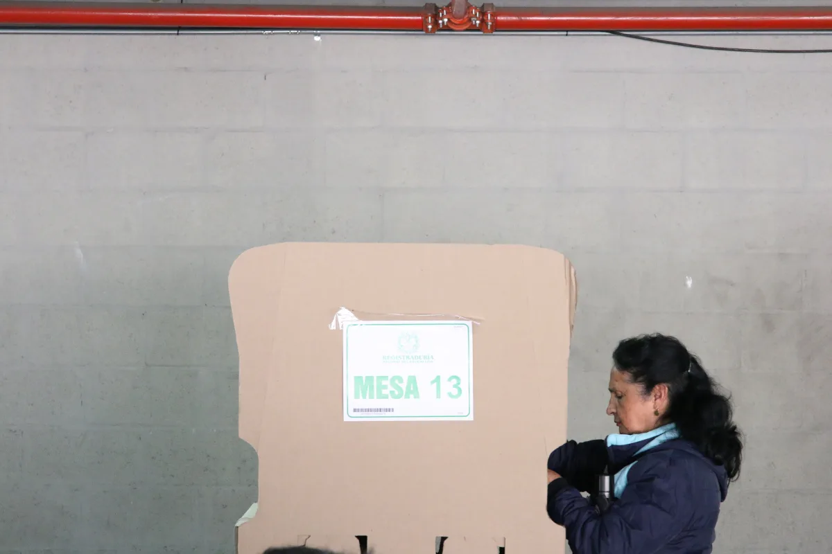 De los 22 aspirantes que presentaron firmas ante la Registraduría, el organismo ya ha verificado al menos 12 de esos comités, con resultados parciales sobre quiénes cumplieron y quiénes no alcanzaron el umbral. El proceso de revisión continuará hasta el 21 de enero, fecha límite para completar el análisis de todas las firmas entregadas - Foto: Archivo/Ronald Cano