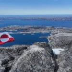 El gobierno y la mayoría de la población de Groenlandia han expresado que no desean convertirse en parte de los Estados Unidos. Encuestas recientes indican que aproximadamente 85% de los groenlandeses rechazan la idea de ser ciudadanos estadounidenses o de que su territorio sea anexado por Estados Unidos - Foto: Quintin Soloviev